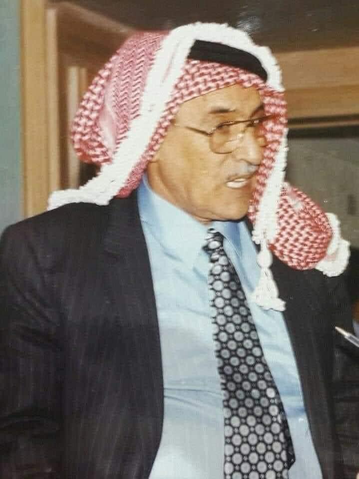 جلالة الملك يكرم المرحوم  الدكتور طراد سعود القاضي بني خالد بوسام مئوية الدولة 