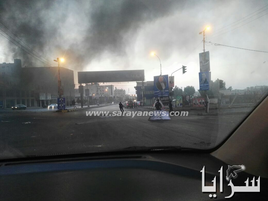 بالصور  ..  الزرقاء : اغلاق شارع مكة نتيجة اعمال شغب بعد صدور نتائج الإنتخابات 