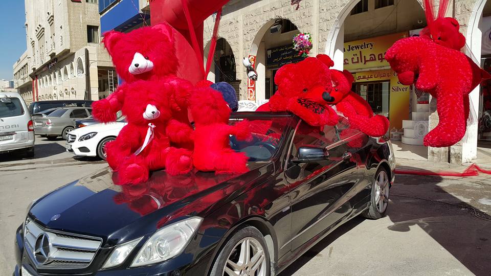 عمان : بيع 200 الف وردة حمراء خلال ساعات الصباح و سعر الدب الاحمر يصل لـ 150 دينار 