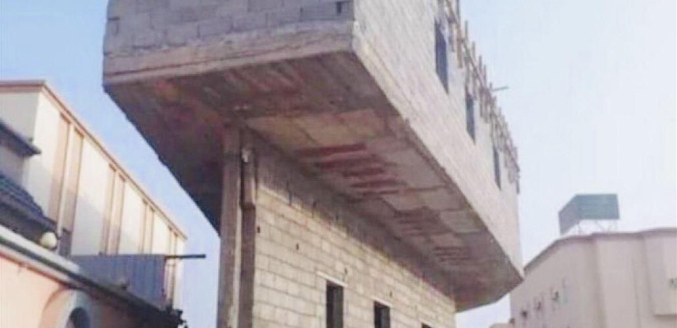 شاهد  ..  مبنى غريب الشكل والتصميم يثير ضجة ..  وتحذيرات من سقوطه! 