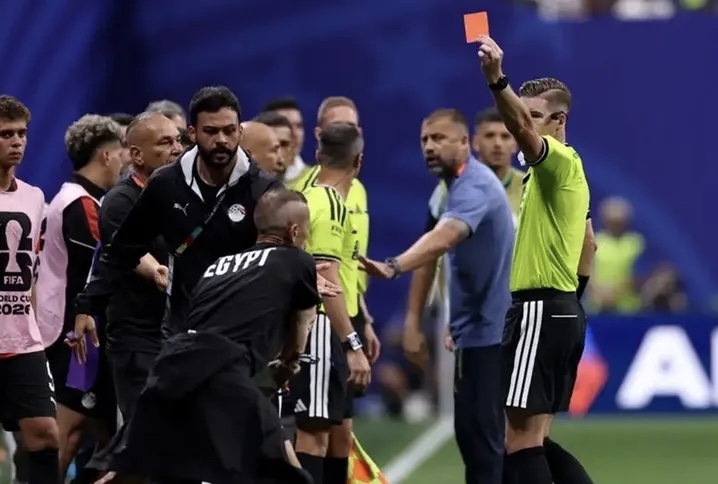 أول قرار من الفيفا تجاه حكم لقاء مصر والأرجنتين