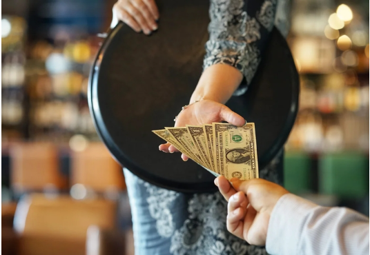 الإكراميات حول العالم: متى تُعطي وكم تدفع؟