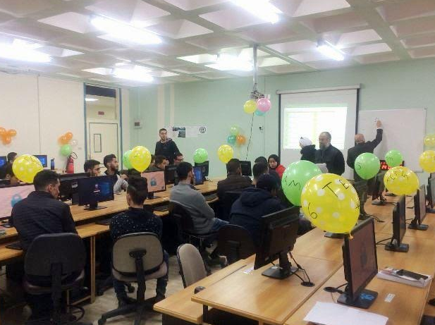 مسابقة "ساعة برمجة " لطلبة كلية تقنية المعلومات في جامعة عمان الأهلية