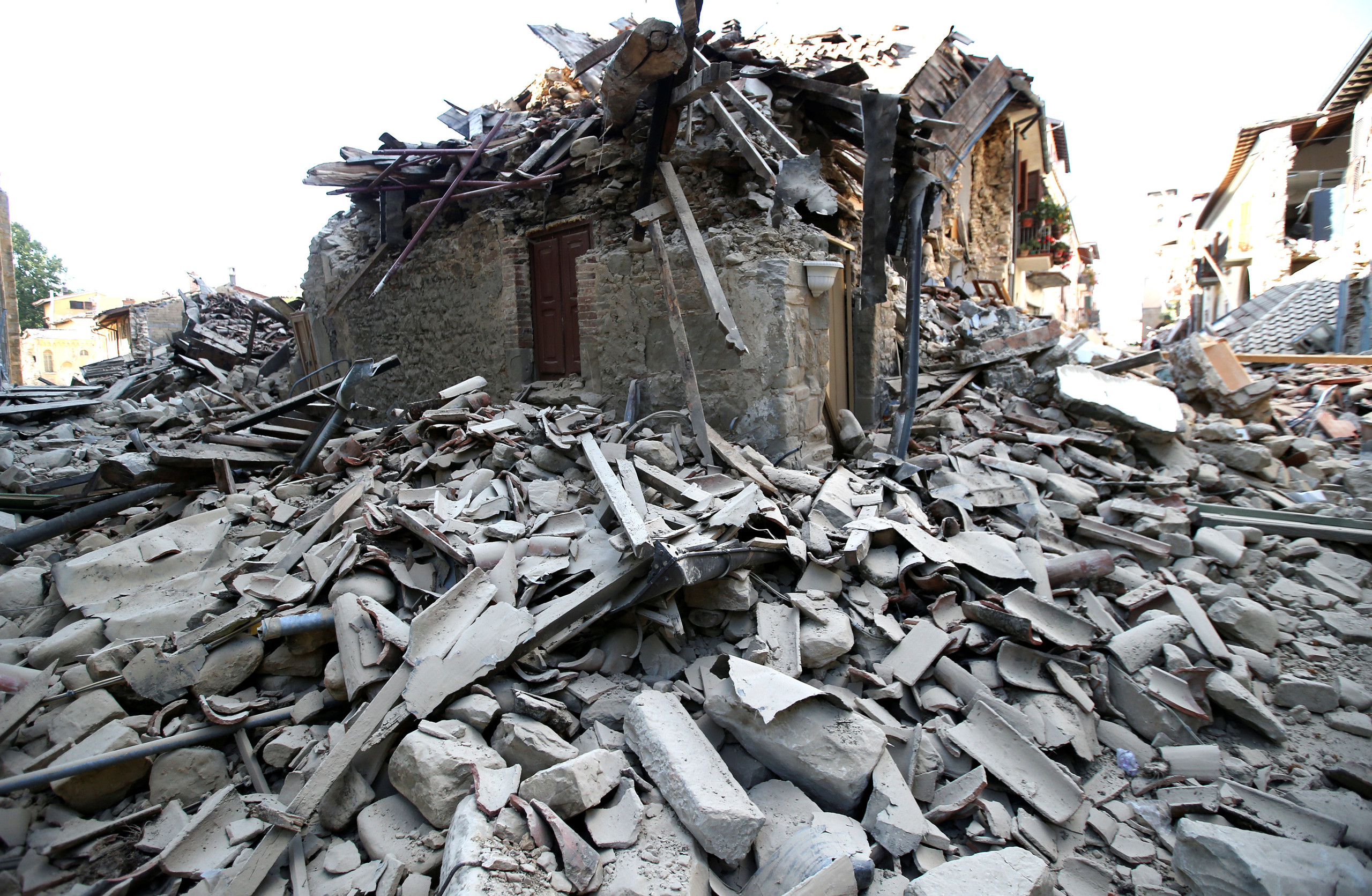 ارتفاع حصيلة زلزال إيطاليا إلى نحو 160 قتيلاً