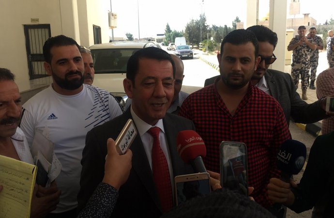 ادخال شاحنة سورية إلى الأردن ..  والذيابات : قدّمنا طن تمور للوفد السوري