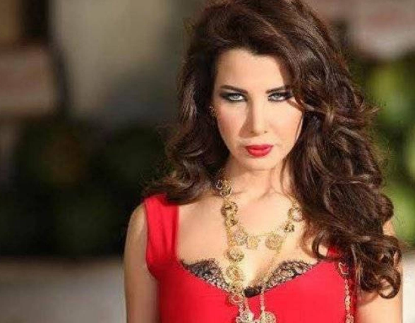 بالصور .. شبيهة نانسي عجرم المحجبة تشعل المواقع