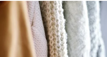 4 طرق بسيطة لإزالة الوبر من الملابس الصوفية استعدادًا للشتاء