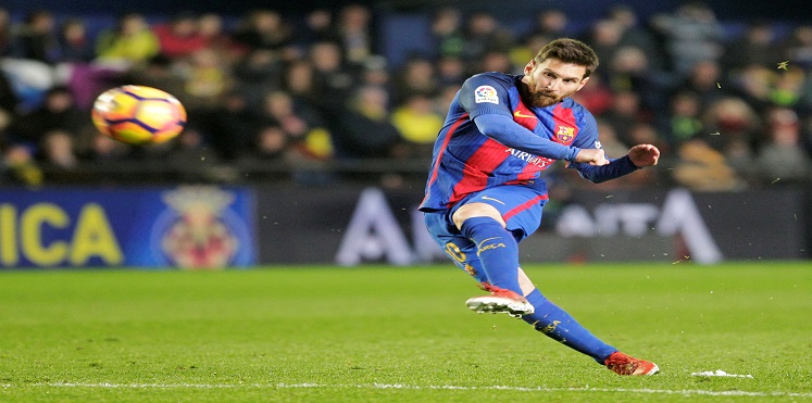 ميسي ينفي إجراءه حوارًا يؤكد بقاءه في برشلونة