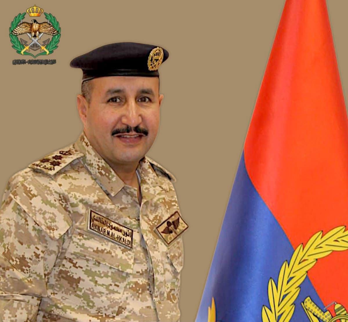 الزميل هاشم الخالدي يهنئ العميد أنور محمود الخالدي بمناسبة الترفيع