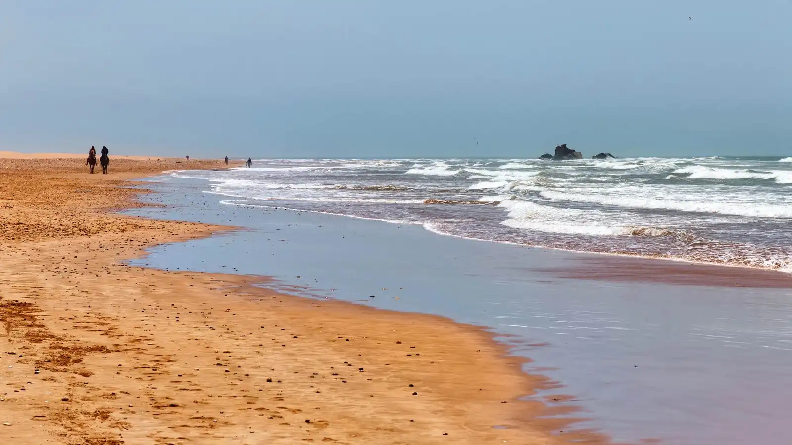 بطولة تنتهي بمأساة ..  وفاة شاب مغربي غرقا بعد إنقاذ فتاة من البحر 