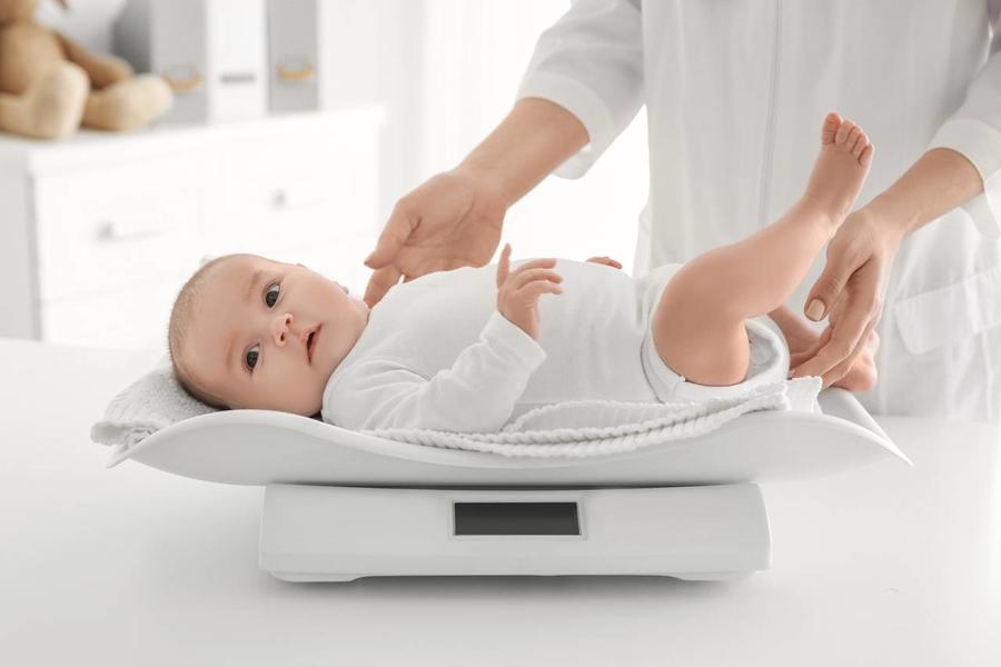 أسباب زيادة وزن الرضيع غير الطبيعية