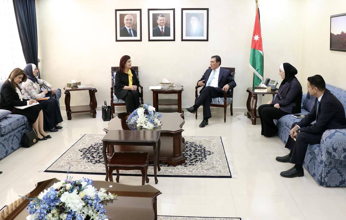 الطراونة يبحث وسفراء العلاقات الثنائية 