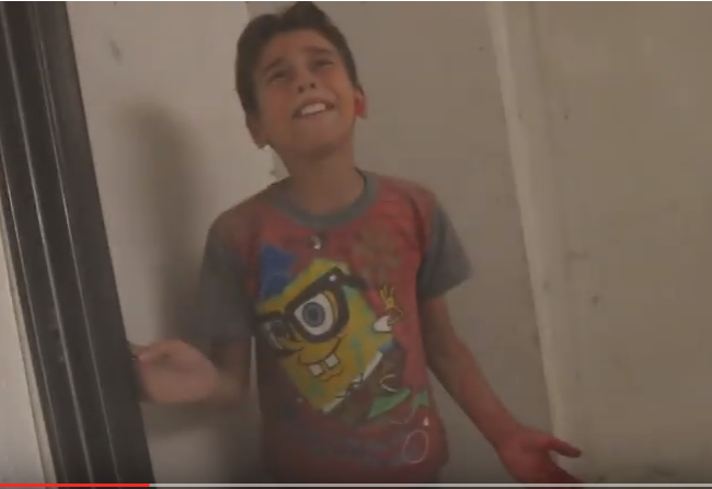 فيديو مؤلم  ..  طفل سوري يتحدث لمسعف : " عمو مشان الله  ..  ابوي مات ؟؟ " ؟