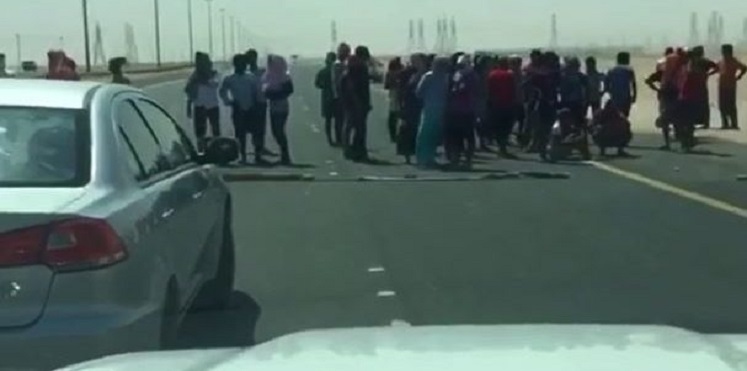 بالفيديو ..  عمال يغلقون طريقًا سريعًا في الكويت تعرّف على السبب