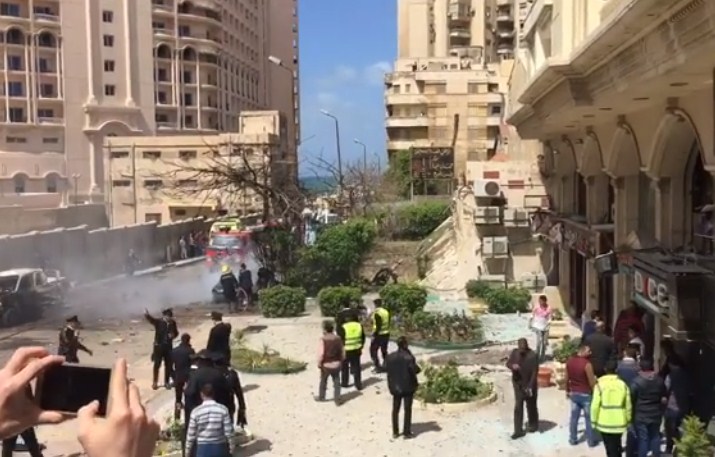بالصور  ..  مصر : انفجار سيارة مفخخة في الاسكندرية 