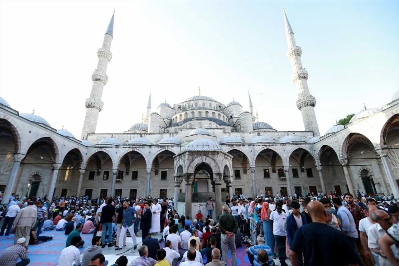 الاحد اول أيام العيد في تركيا