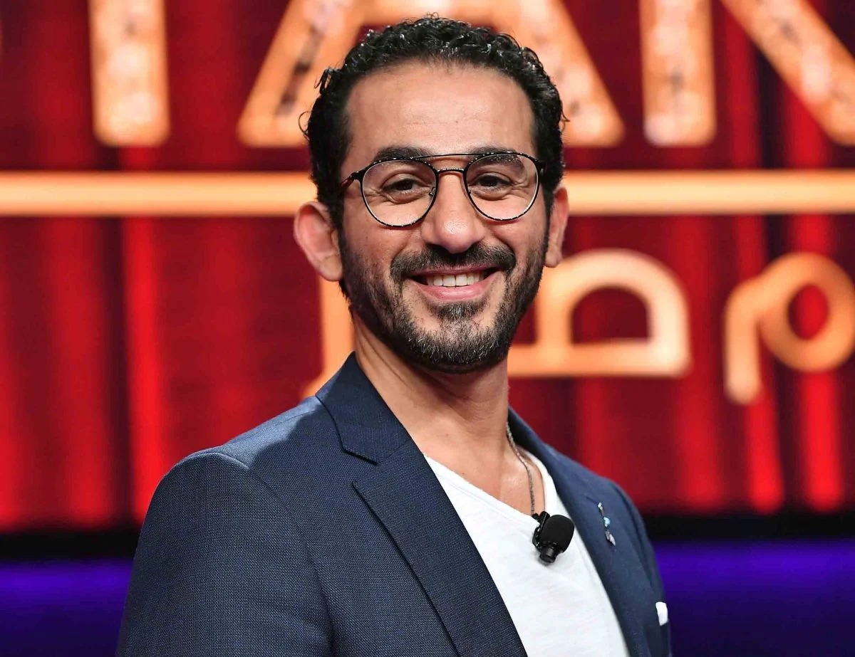 شقيقة أحمد حلمي تدعمه وتلفت الأنظار بمدى شبهها به