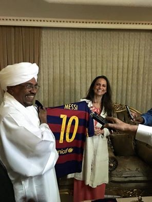 بالصور  ..  ميسي يهدي قميصه الى الرئيس السوداني