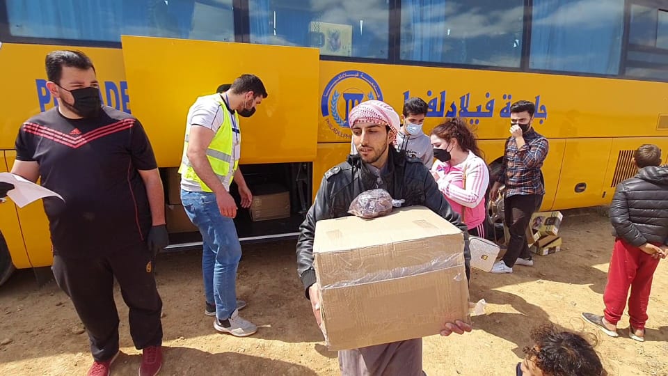 طلبة جامعة فيلادلفيا يقومون بمبادرة توزيع طرود غذائية 