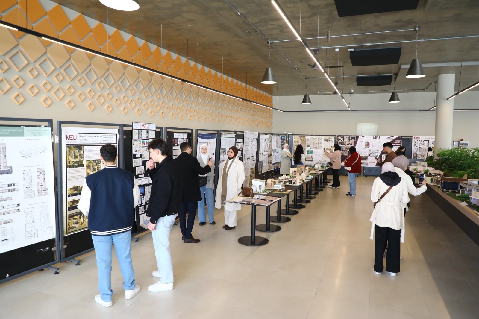 طلبة "الشرق الأوسط" يظهرون مهاراتهم المعمارية في معرض "MEU بأعين طلبتها" 