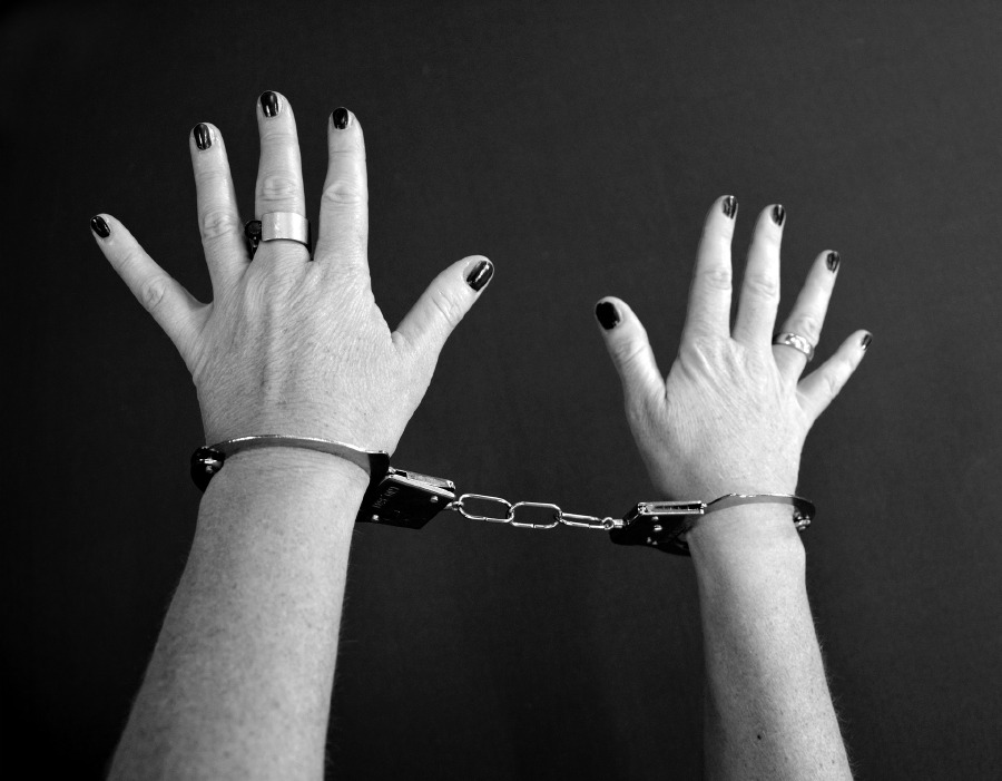 القبض على (8) أجنبيات يُمارسن الدعارة والفجور في هذه العاصمة الخليجية  ..  "تفاصيل"