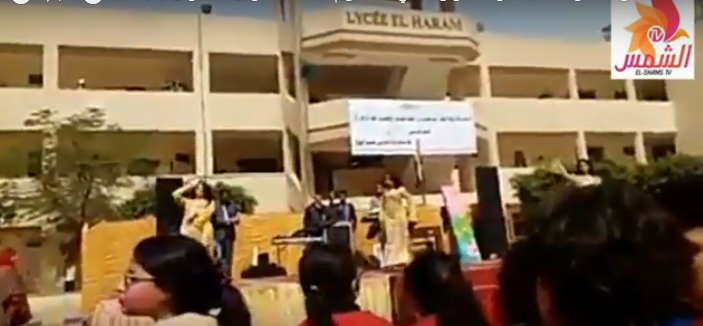 بالفيديو: راقصتان داخل مدرسة يثير الجدل ويحيل مسؤولين للتحقيق