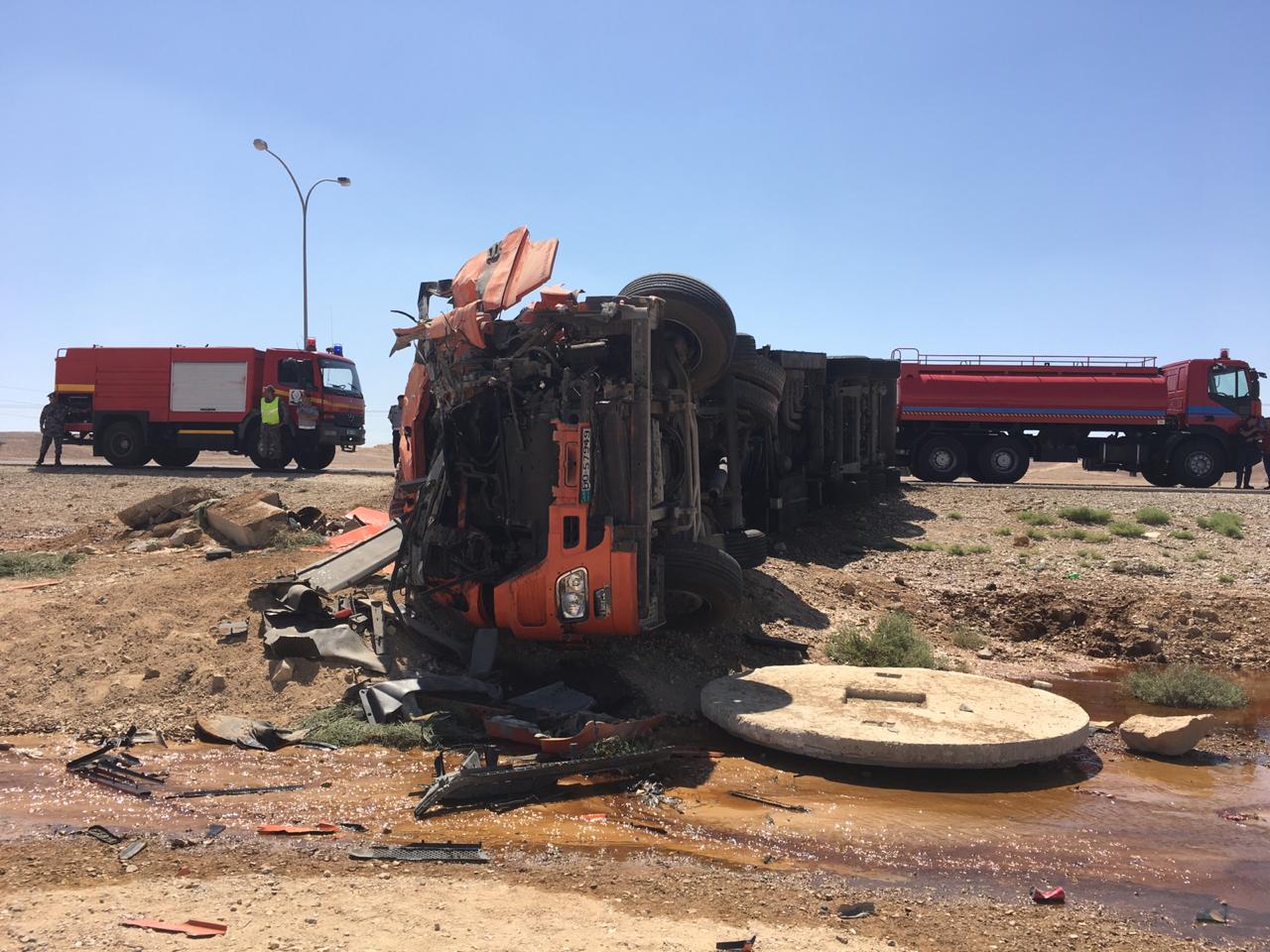 بالصور  ..  إصابة شخص اثر حادث تدهور صهريج على الطريق الصحراوي