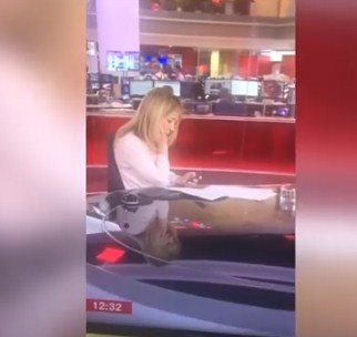 بالفيديو: مذيعة "بي بي سي" تعبث بهاتفها أثناء نشرة أخبار
