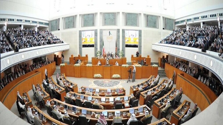 1600 دولار غرامة لمن يخالف عادات وتقاليد الكويت ومنها الخروج بـ «البيجاما»