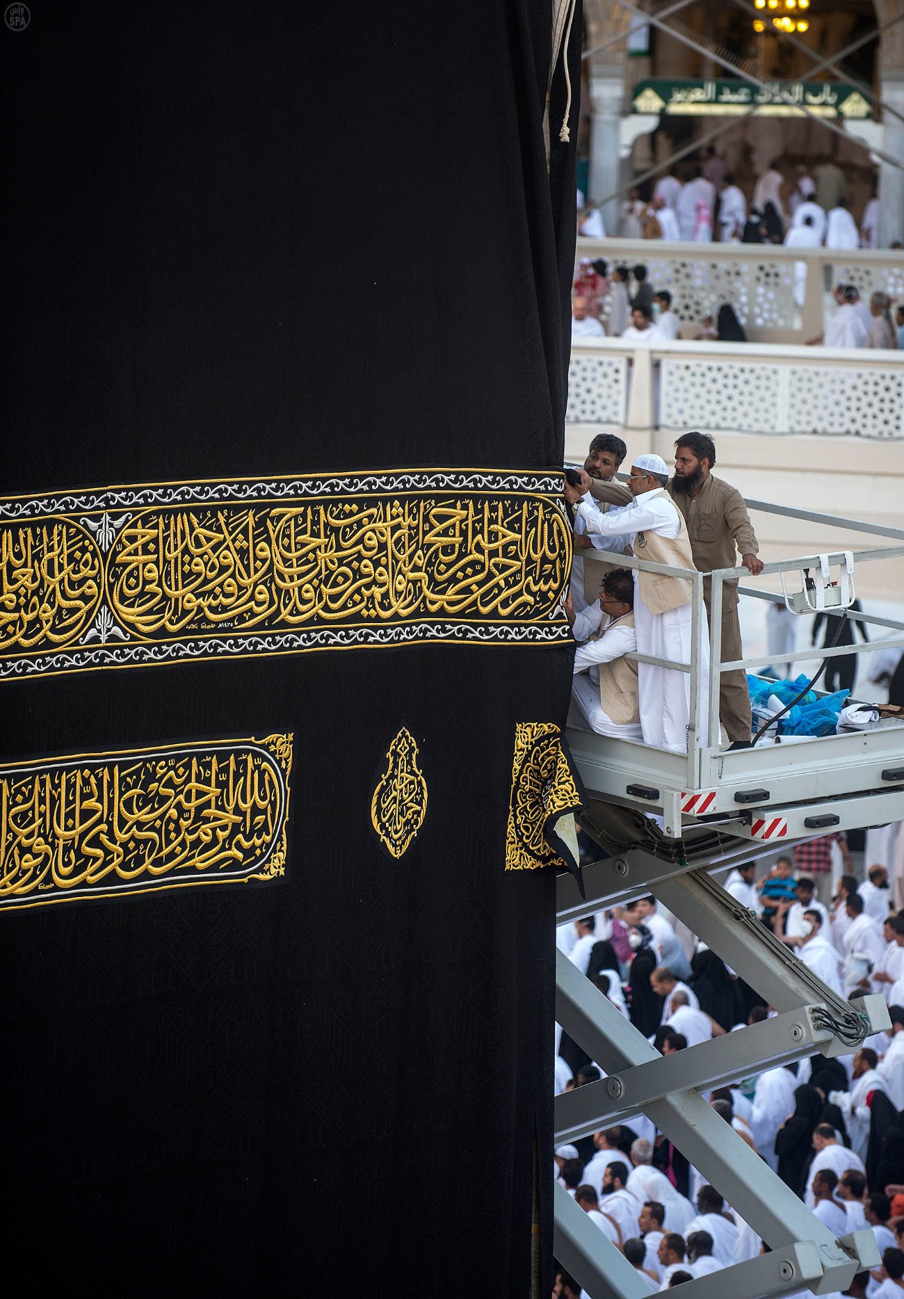 بالفيديو والصور ..  "الكعبة المشرفة" تتزين بلبس ثوبها الجديد في يوم عرفة