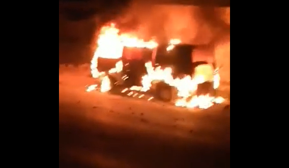 بالفيديو ..  اربد : إصابات  وحرق مركبات إثر بمشاجرة عشائرية في بلدة حرثا
