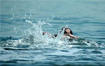 وفاة طفل غرقا برفح وشاب دهسا في خان يونس