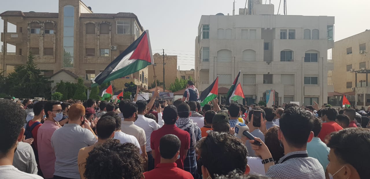 بالفيديو ..  لليوم الثاني على التوالي ..  الأردنيون يهتفون من أمام سفارة الاحتلال لطرد السفير الاسرائيلي
