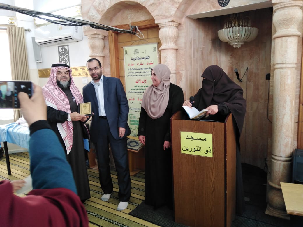 مركز ذو النورين يخرج (١١٤) سيده من دوره الفقه الحنفي ودوره  فن الإلقاء واداره اللقاء  .. صور 