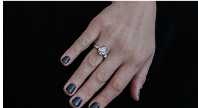 موظف سعودي يبحث عن صاحبة خاتم فقدته في المطار 