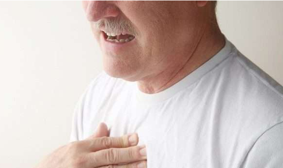 يسبب التهاب القولون انتفاخ وآلام في البطن، فهل يتسبب في خفقان القلب أيضاً؟. اكتشف 