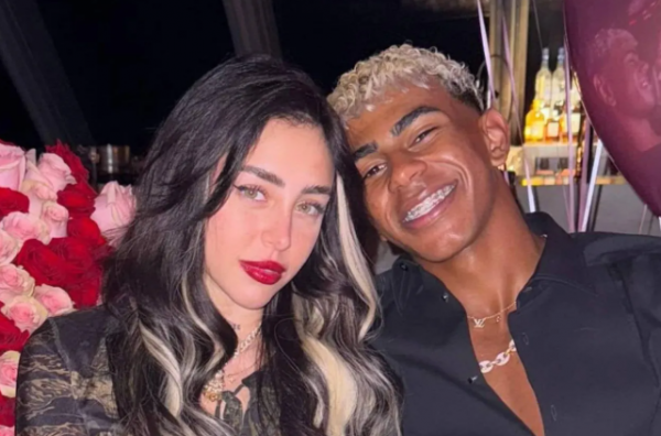 لامين يامال يعلن انفصاله عن نيكي نيكول