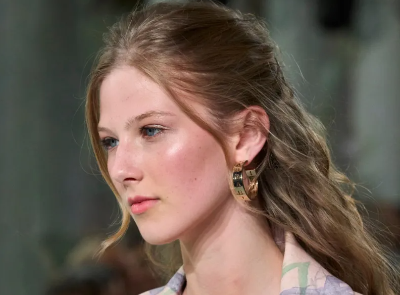 هل النوم على الجانب يغير شكل الوجه؟ الحقيقة خلف خطوط الصباح