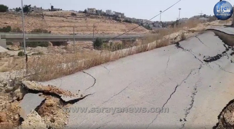 بالصور ..  انهيار طريق بالكامل في الكرك بسبب حفريات مقاول