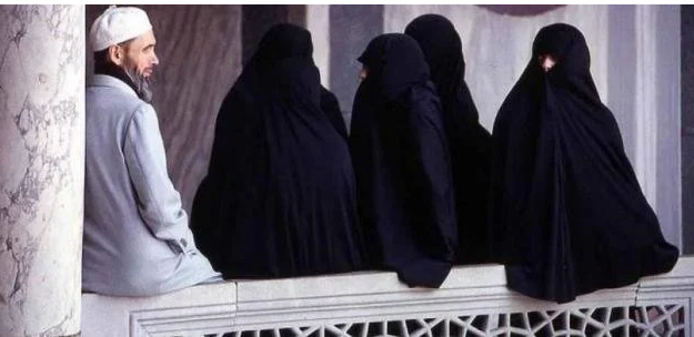 لأول مرة منذ 100 عام ..  روسيا تسمح للمسلم بالزواج من 4 نساء