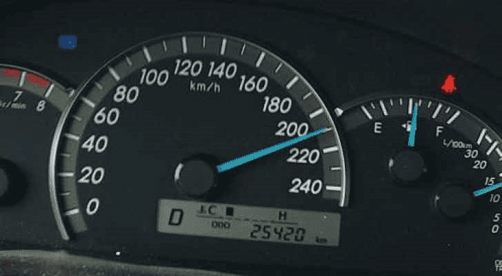 ضبط مركبة تسير بسرعة 208 كلم/الساعة على الطريق الصحراوي