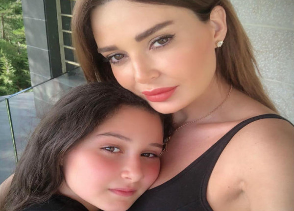 بالفيديو  ..  سيرين عبد النور تعاني من التعليم الإلكتروني مع إبنتها