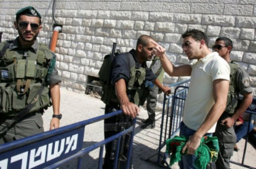 الاحتلال يبعد 4 مصلين عن مدينة القدس 15 يومًا