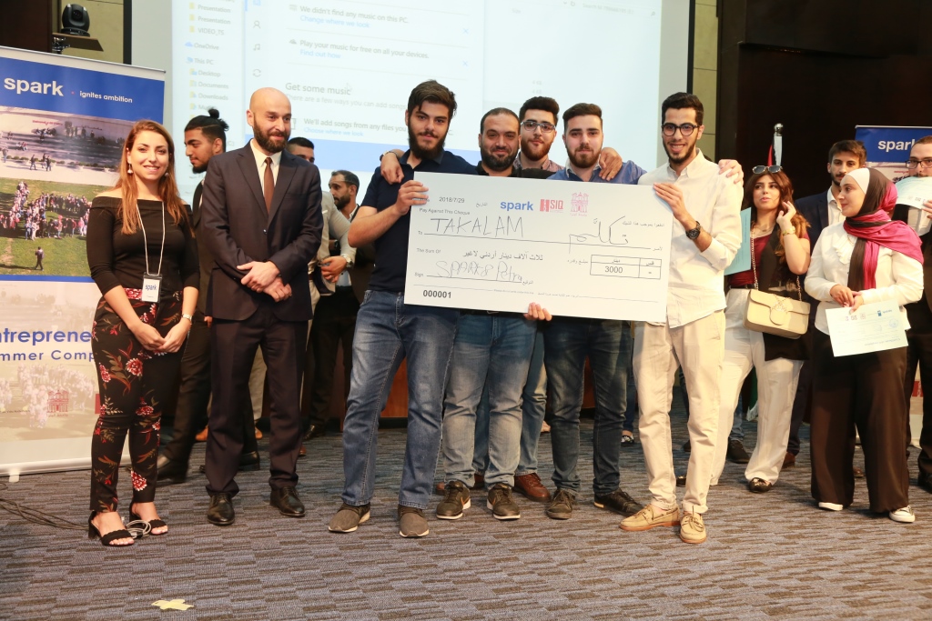 "تكنولوجيا المعلومات" بجامعة البترا تفوز بالمركز الأول في مسابقة المشاريع الريادية