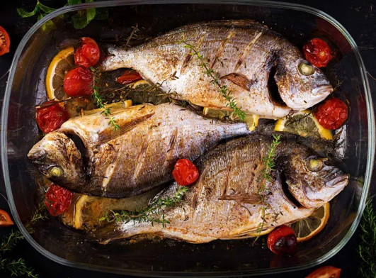 صينية سمك دنيس بالزعتر والليمون