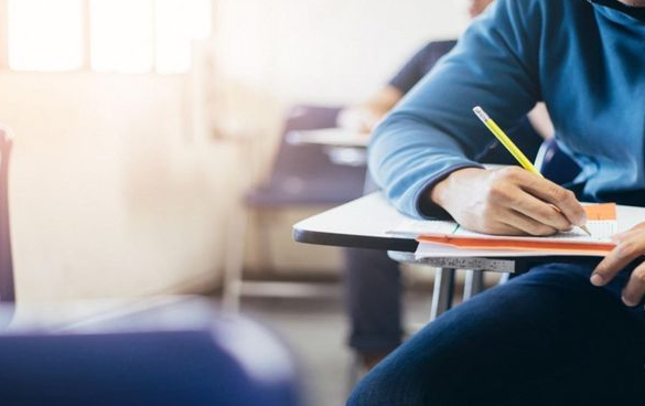 طلبة التوجيهي يتقدمون للامتحان في يومه السادس