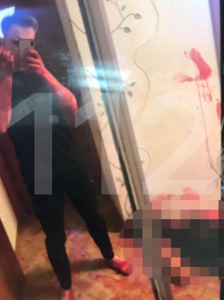 بالصور  ..  طعنها باكثر من (70) طعنة بسبب "الحسد"  ..  ونشر "سيلفي" مع جثتها