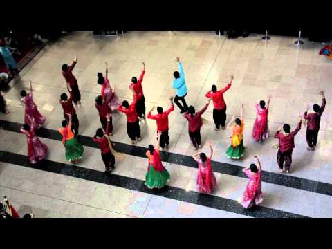 بالفيديو ..  رقصات شعبية هندية فى مطار القاهرة 