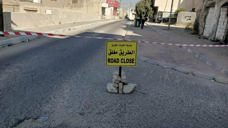  بلدية الكرك تغلق شارع طلال وسط المدينة بسبب حدوث انهيار