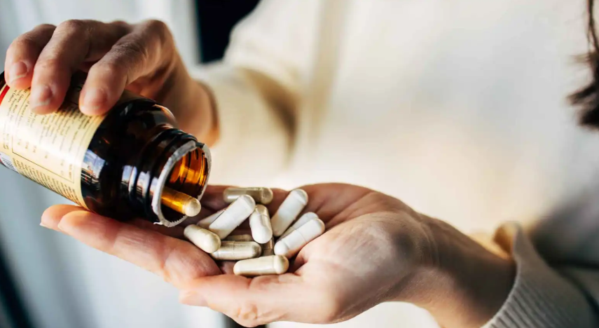 مكملات غذائية شائعة قد تضر الدماغ بدلًا من حمايته 